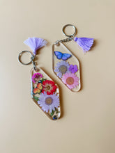 load image into gallery viewer, flower keychain