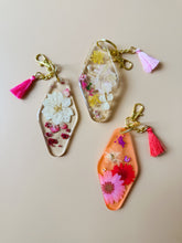 load image into gallery viewer, flower keychain