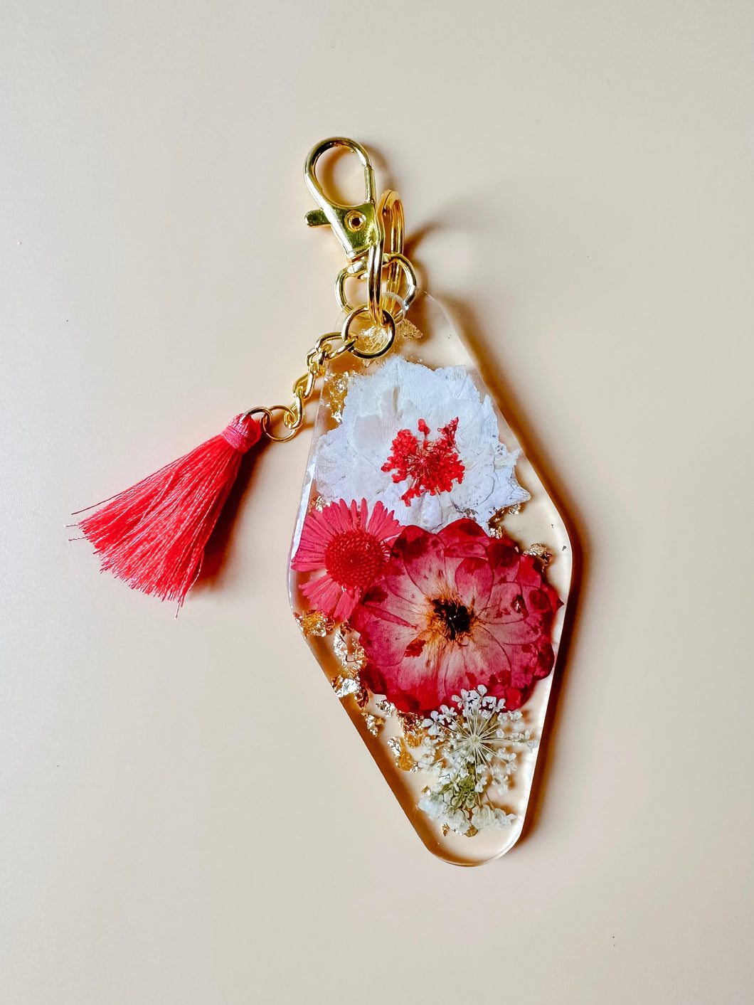 red/white dried floral keychain with gold flakes